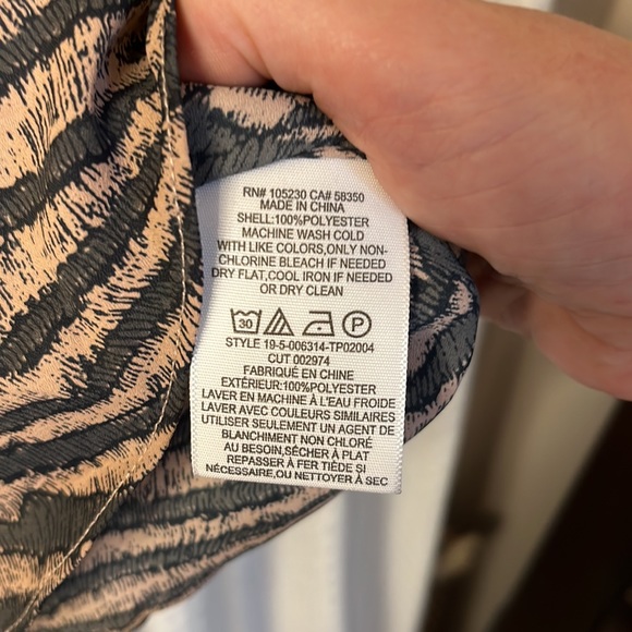 Joie 100% polyester, button front blouse. US size small - Picture 3 of 6